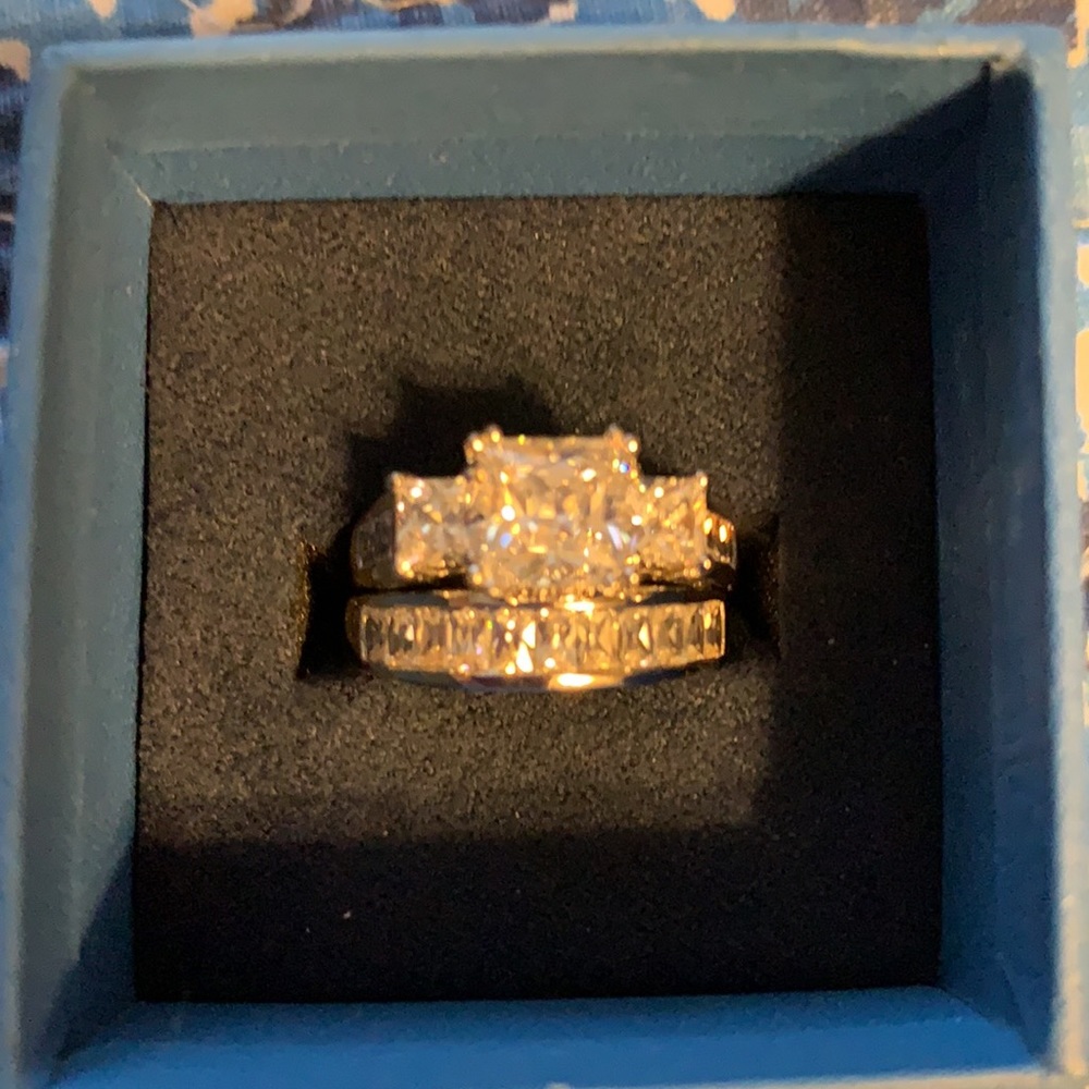 Beautiful Cubic Zirconia Wedding Set!  Never Worn!